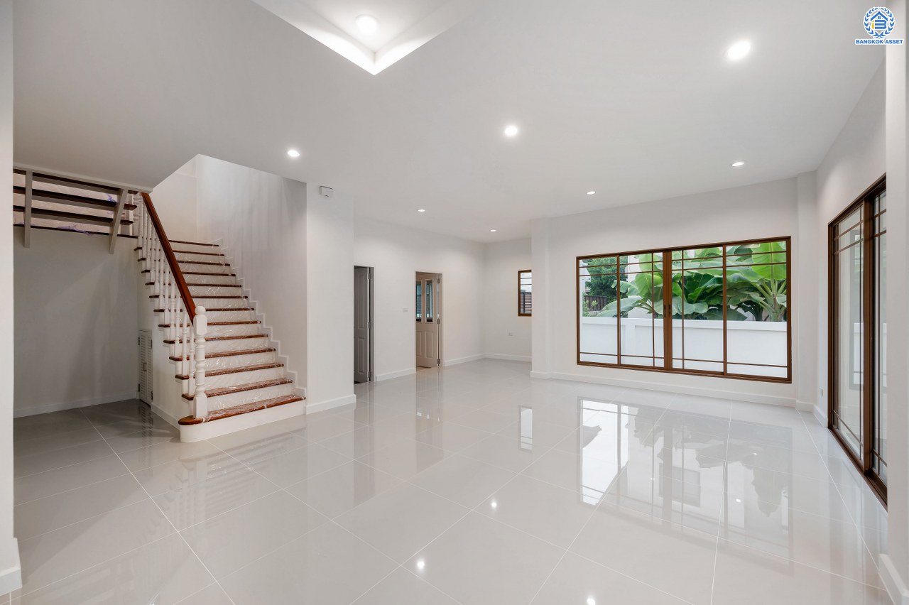 บ้านมือสองตกแต่งใหม่ จากแบรนด์ Sansiri โครงการ เศรษฐสิริ วงแหวน-สุขาภิบาล2 บ้านเดี่ยวหลังมุม เนื้อที่ 70.10 ตร.ว. พื้นที่ใช้สอย 166.20 ตร.ม. ฟังก์ชัน 3 ห้องนอน 3 ห้องน้ำ 1 ห้องแม่บ้าน 2 ที่จอดรถ ติดถนนใหญ่เสรีไทย ใกล้จุดขึ้นทางด่วน "วงแหวน-กาญจนาภิเษก" และ ใกล้รถไฟฟ้าสายสีชมพู "สถานีนพรัตน์"...